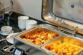 May De Ville Lakeside Hotel