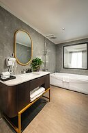 May De Ville Lakeside Hotel