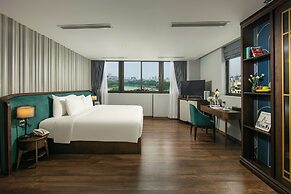 May De Ville Lakeside Hotel