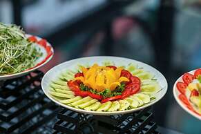 May De Ville Lakeside Hotel