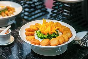 May De Ville Lakeside Hotel