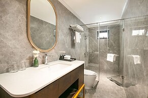 May De Ville Lakeside Hotel