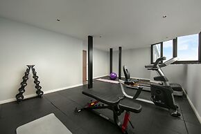 May De Ville Lakeside Hotel