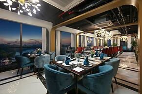 May De Ville Lakeside Hotel