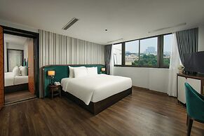 May De Ville Lakeside Hotel