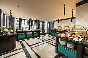 May De Ville Lakeside Hotel