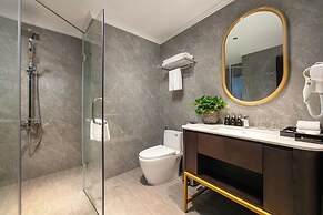 May De Ville Lakeside Hotel