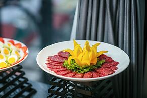 May De Ville Lakeside Hotel