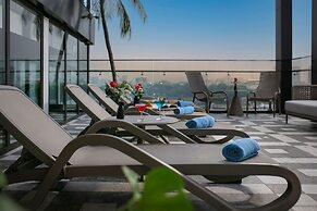 May De Ville Lakeside Hotel