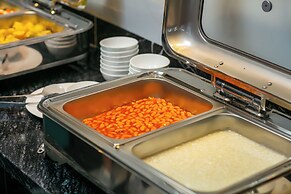 May De Ville Lakeside Hotel