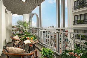 May De Ville Lakeside Hotel