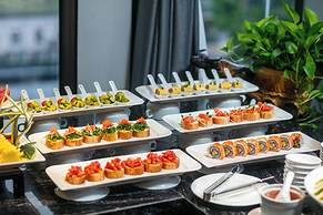 May De Ville Lakeside Hotel