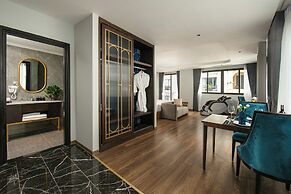 May De Ville Lakeside Hotel