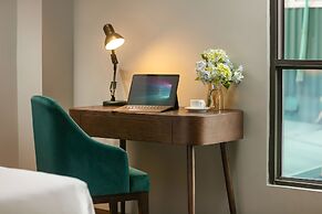 May De Ville Lakeside Hotel