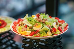 May De Ville Lakeside Hotel