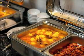 May De Ville Lakeside Hotel