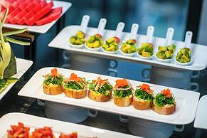 May De Ville Lakeside Hotel