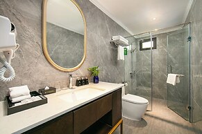 May De Ville Lakeside Hotel