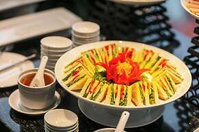 May De Ville Lakeside Hotel