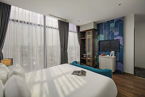 May De Ville Lakeside Hotel