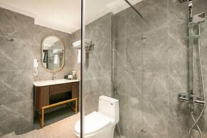 May De Ville Lakeside Hotel