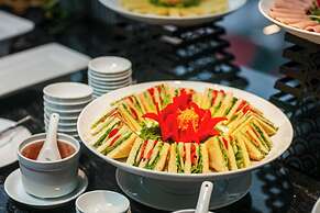 May De Ville Lakeside Hotel