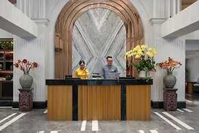 May De Ville Lakeside Hotel