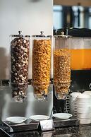 May De Ville Lakeside Hotel