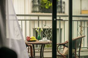 May De Ville Lakeside Hotel