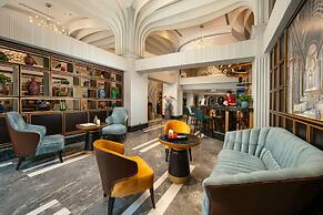 May De Ville Lakeside Hotel