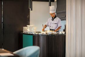 May De Ville Lakeside Hotel