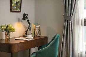 May De Ville Lakeside Hotel