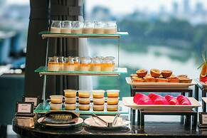 May De Ville Lakeside Hotel