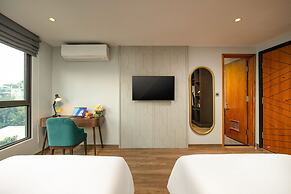 May De Ville Lakeside Hotel