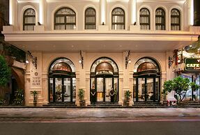 May De Ville Lakeside Hotel