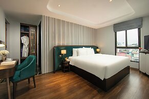 May De Ville Lakeside Hotel