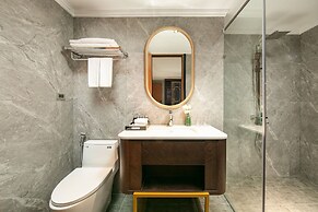 May De Ville Lakeside Hotel