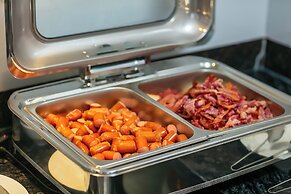 May De Ville Lakeside Hotel