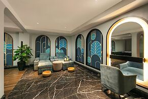 May De Ville Lakeside Hotel