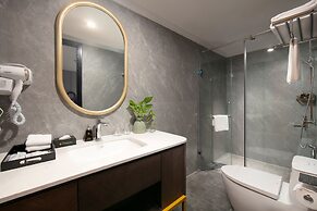 May De Ville Lakeside Hotel