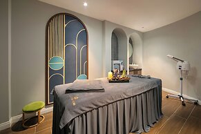 May De Ville Lakeside Hotel