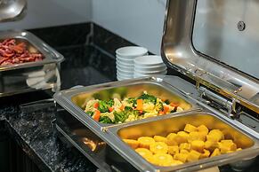 May De Ville Lakeside Hotel