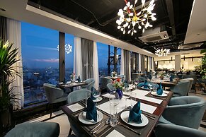 May De Ville Lakeside Hotel