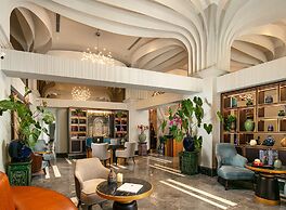 May De Ville Lakeside Hotel