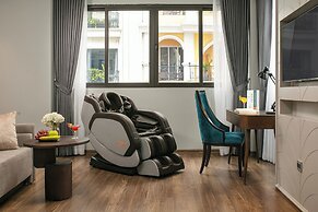 May De Ville Lakeside Hotel