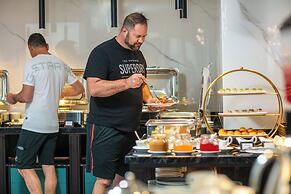 May De Ville Lakeside Hotel