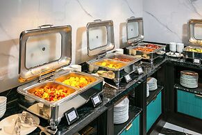 May De Ville Lakeside Hotel