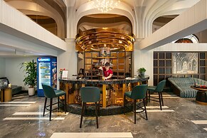 May De Ville Lakeside Hotel