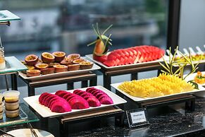 May De Ville Lakeside Hotel