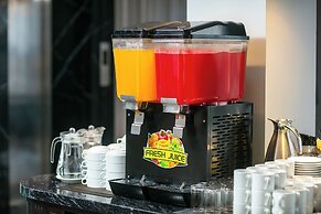 May De Ville Lakeside Hotel